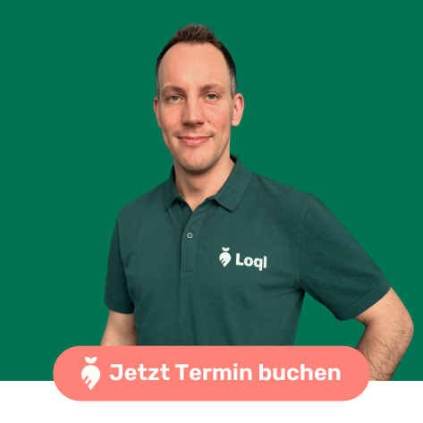 Lächelnder Mann im Loql-Polo vor grünem Hintergrund.