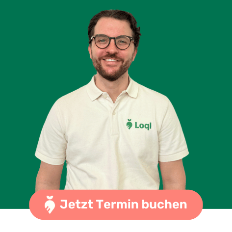 Lächelnder Mann im Loql-Polo vor grünem Hintergrund.
