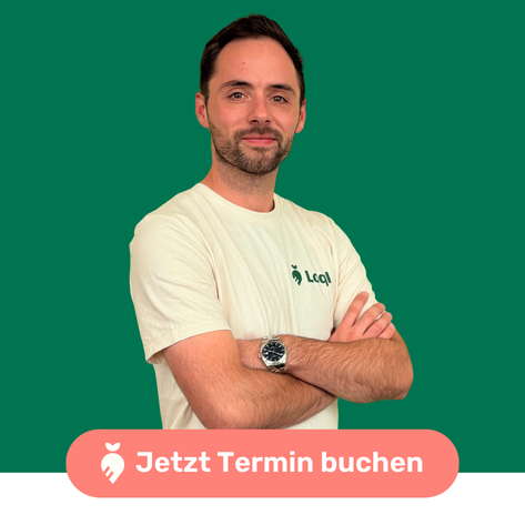 Lächelnder Mann mit Loql Tshirt.